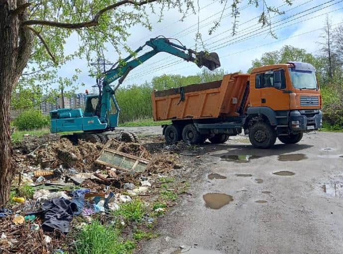 Полиэтилен на макушках и свалка на задворках