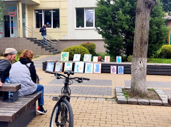 Скважины, скамейки и творческий подход