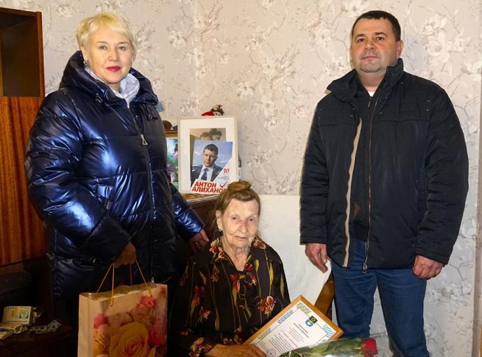 Жительниц Зеленоградска поздравили с днем рождения