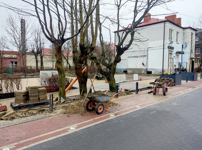Жители Зеленоградска просят проверить антипарковочные столбики и качество укладки плитки по проекту «Янтарное ожерелье»