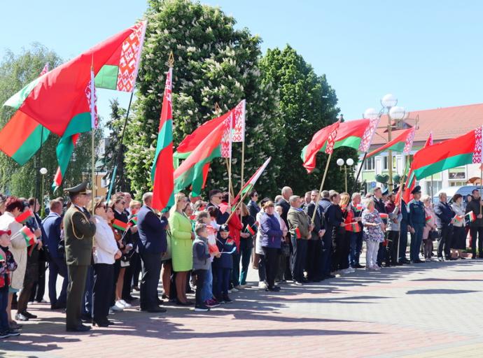Зельвенцы отмечают день государственных символов Республики Беларусь