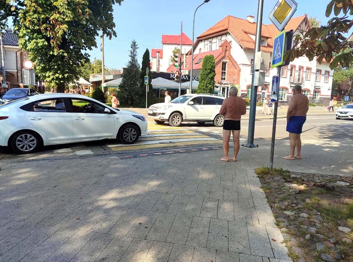 «Прикрыть срам»: жители Зеленоградска просят напоминать отдыхающим о неуместности прогулок в бикини в общественных местах