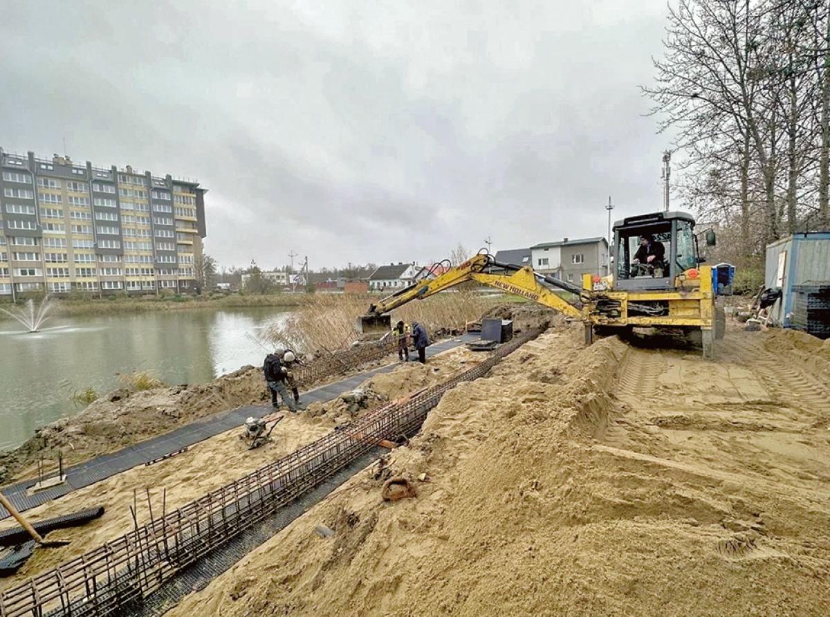 Четыре каскада водопада и два мостика