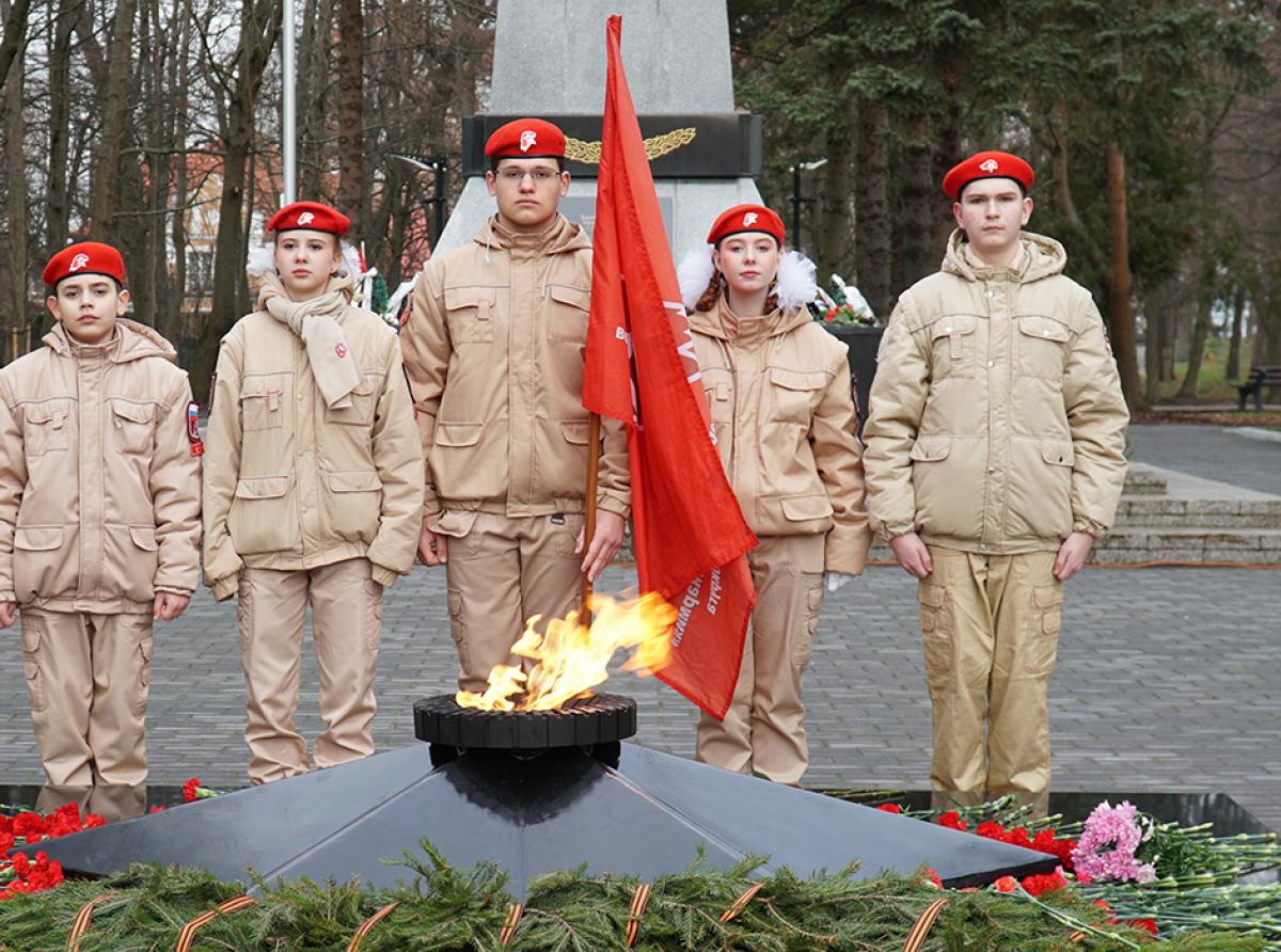 Склоняя голову у Вечного огня