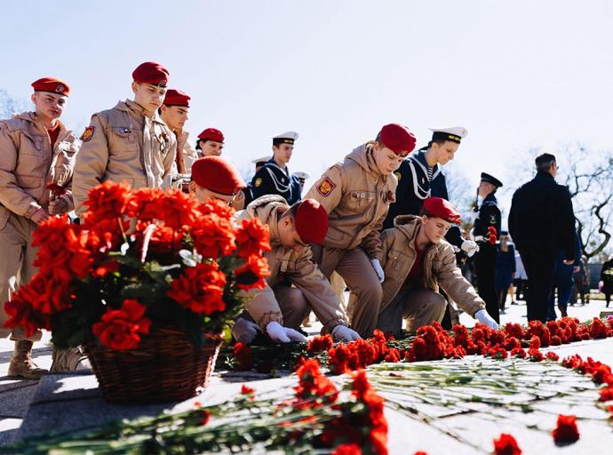 На памятнике «1200 воинам-гвардейцам» состоялось открытие весеннего этапа проекта «Пост №1»