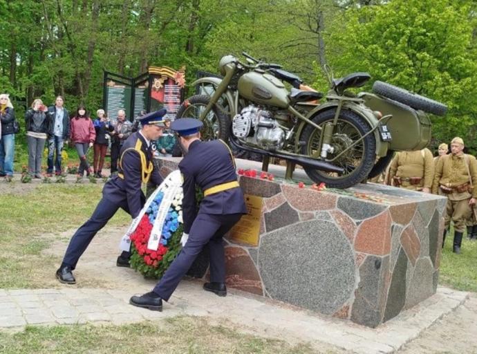 В посёлке Шатрово торжественно открыли памятник Военному мотоциклу