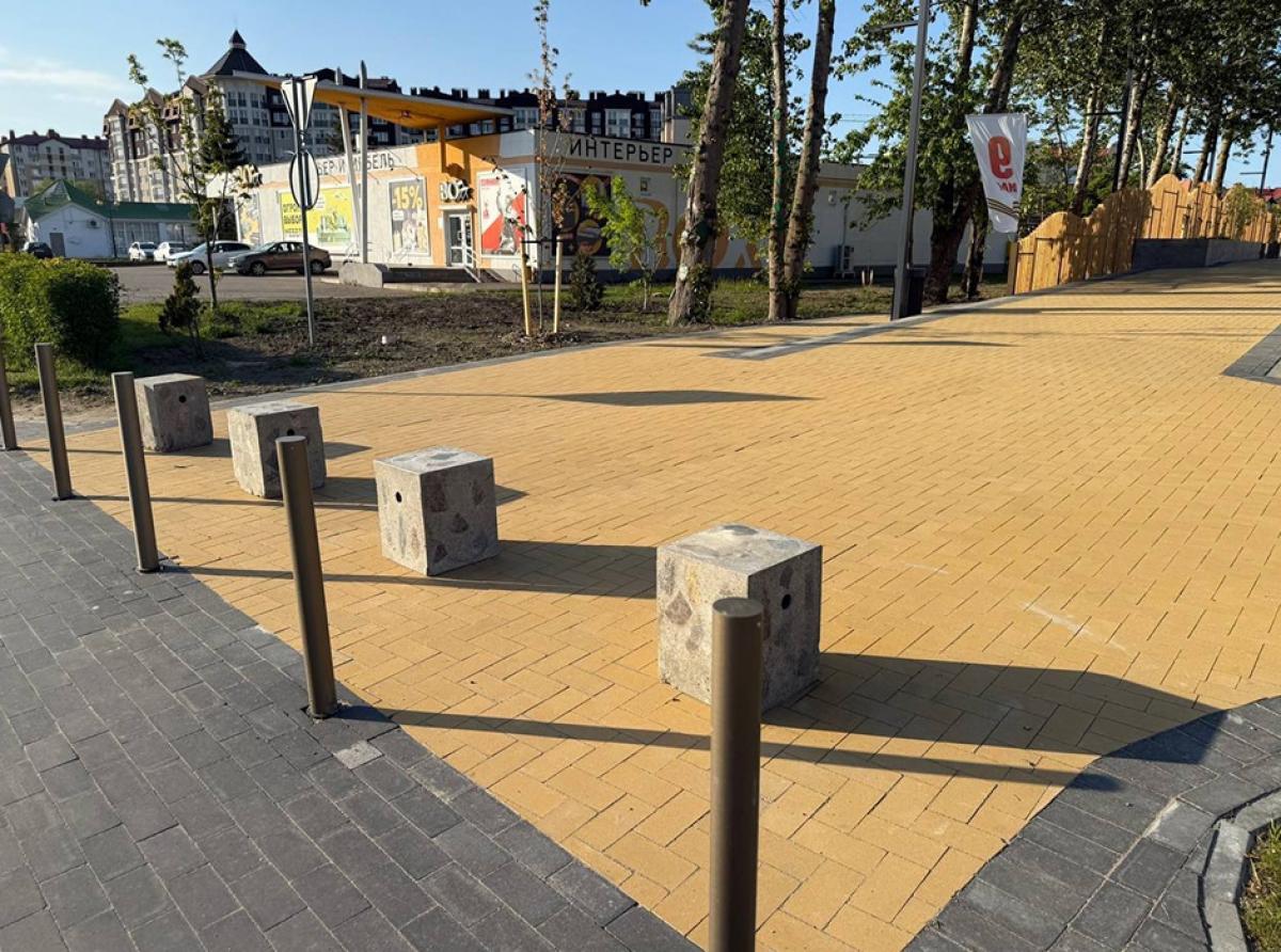 У нового каскадного водопада установили кубы