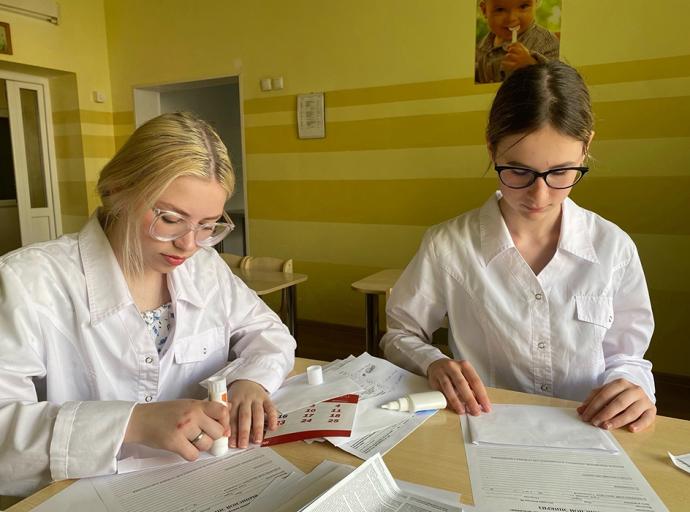 Учащиеся Зеленоградской школы проходят летнюю трудовую практику в районной больнице