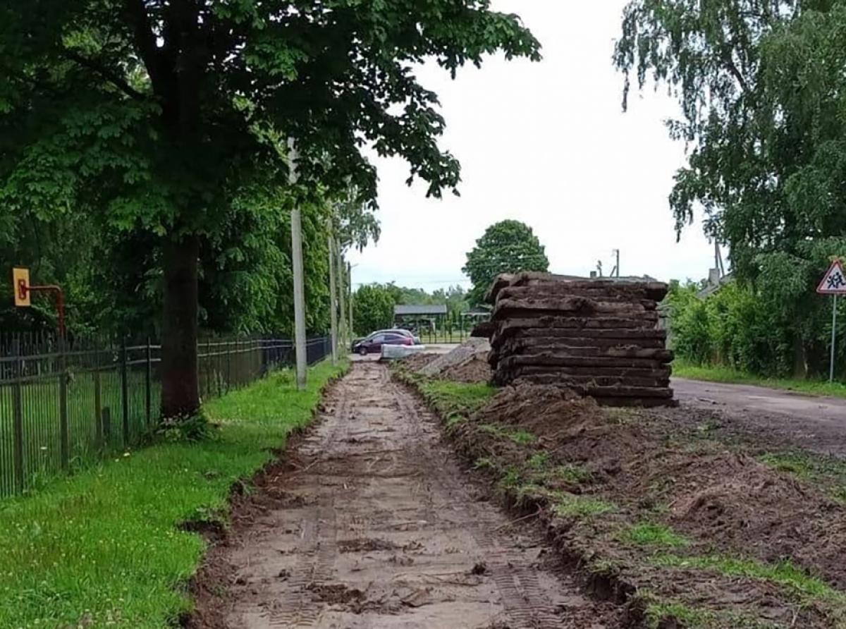 На улице Школьной в поселке Грачевка начался капитальный ремонт тротуара