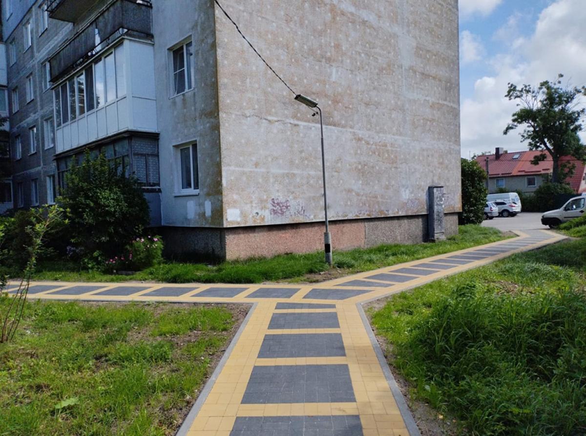 В западном микрорайоне Зеленоградска завершён капитальный ремонт тротуара