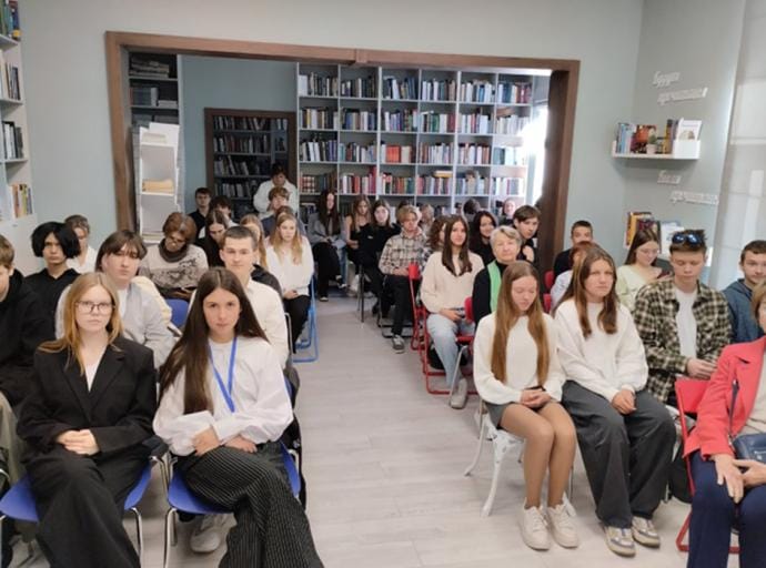 В Зеленоградской библиотеке имени Юрия Куранова прошла творческая встреча с известным калининградским журналистом Андреем Омельченко и презентация его фильма «Несломленные»