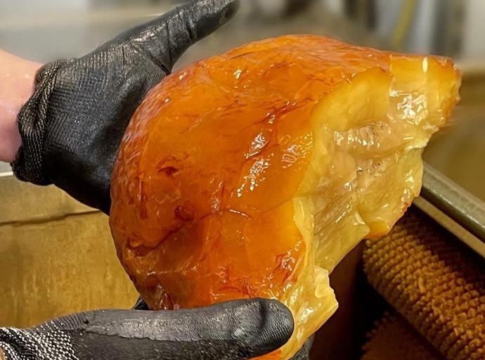 Янтарный комбинат Ростеха добыл самый крупный самородок за последние четыре года