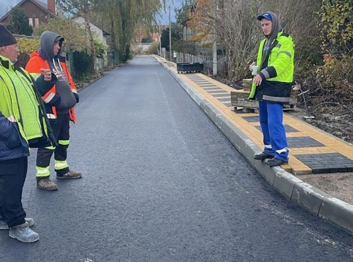 Подрядчик устроил основание дороги и уложил первый слой асфальта в Сосновке