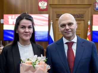 Губернатор вручил жилищный сертификат учителю начальной школы Зеленоградской школы