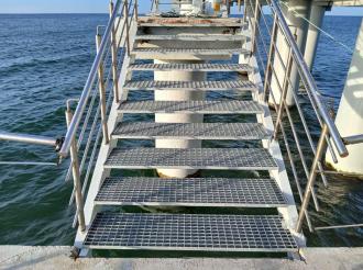 В Зеленоградске завершены работы по монтажу элементов каркаса и установке подсветки городского пирса