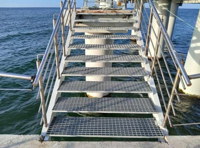 В Зеленоградске завершены работы по монтажу элементов каркаса и установке подсветки городского пирса