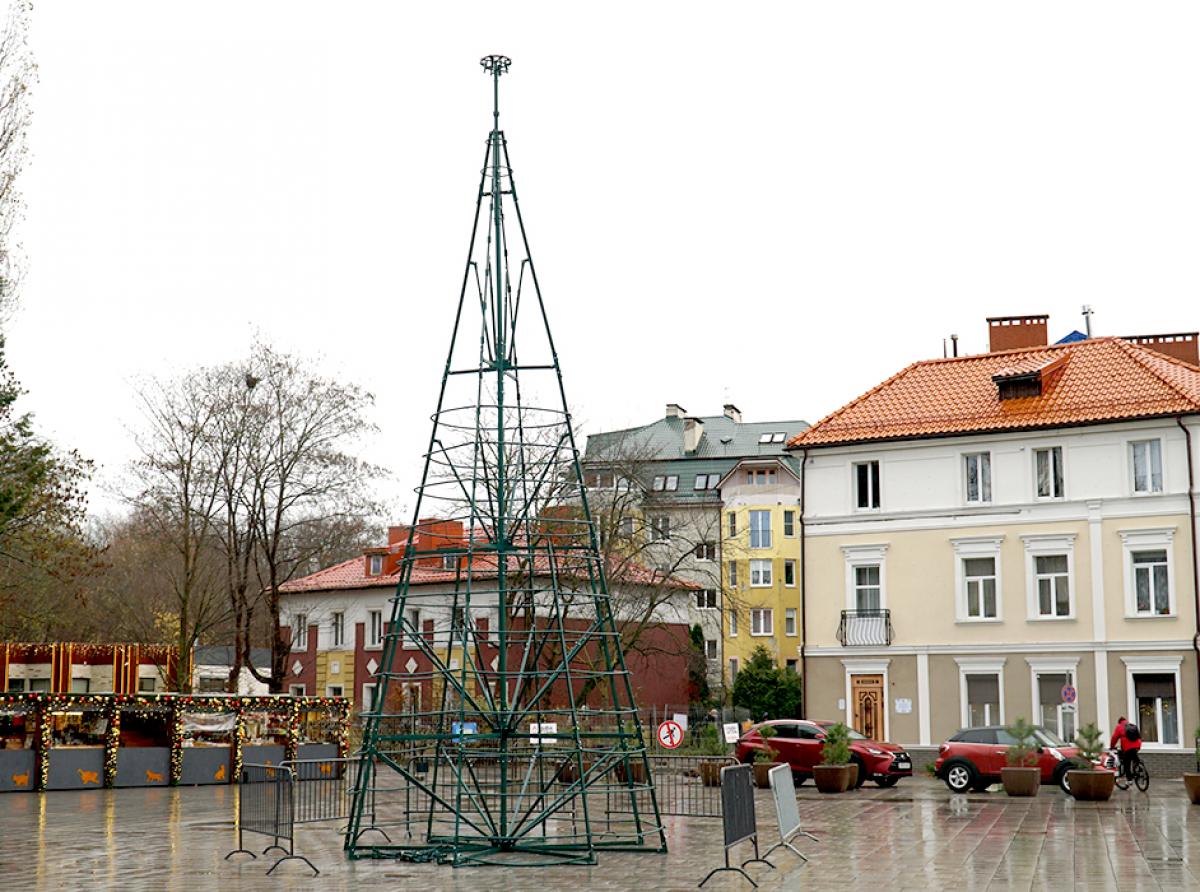 На городской площади начался монтаж ёлки