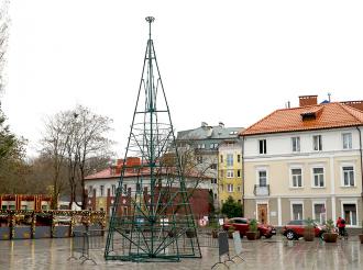 На городской площади начался монтаж ёлки