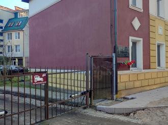 Въездные ворота в центре Зеленоградска стали помехой для городского благоустройства