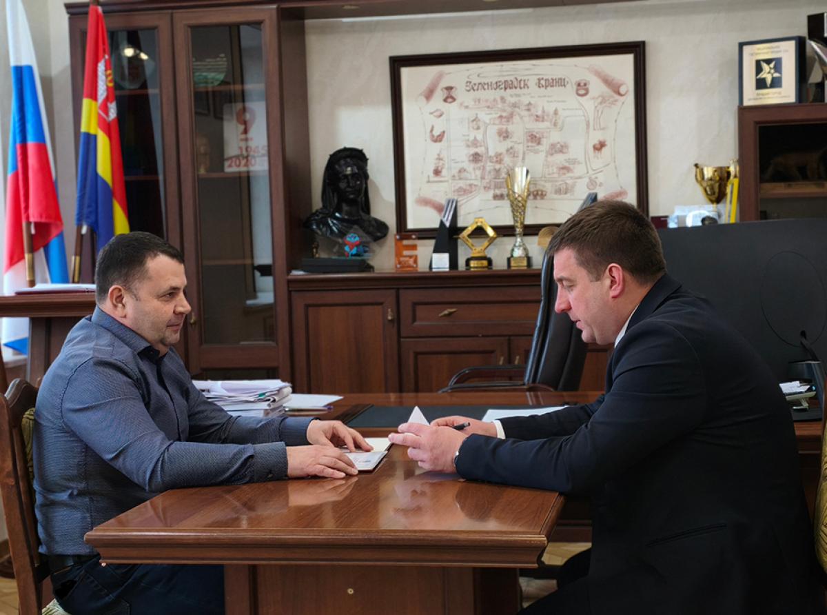 В администрации Зеленоградского муниципального округа состоялась встреча заместителя председателя окружного Совета депутатов Александра Васильева с главой округа Александром Китаевым