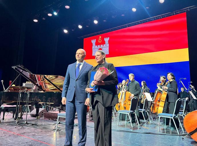 Губернатор Алексей Беспрозванных вручил благодарственное письмо зеленоградскому волонтёру Елене Скубко