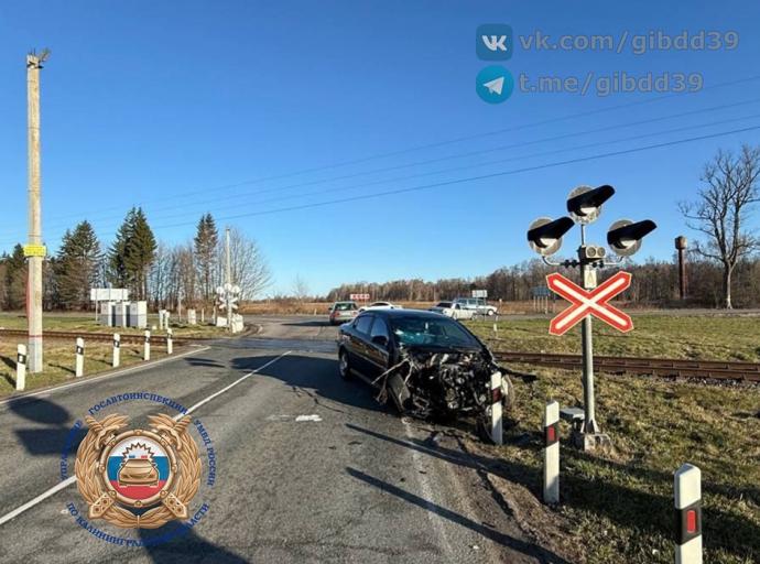 В районе поселка Кострово автомобиль столкнулся в поездом