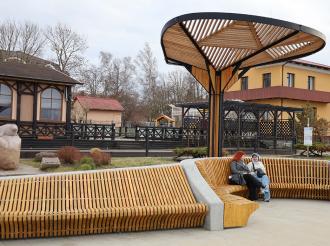 На променаде Зеленоградска появились уличное освещение, скамейки и озеленение