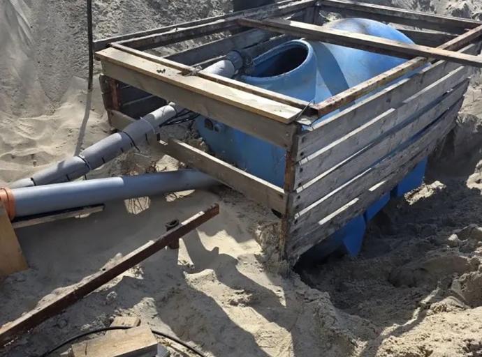 В выходные в нестационарном торговом объекте, расположенном на береговой линии в районе Малиновки, произошла аварийная утечка воды