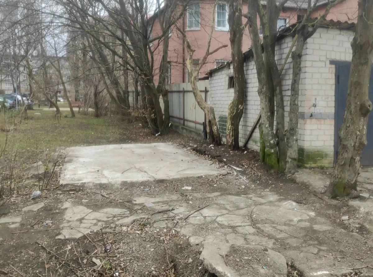 В западном микрорайоне демонтировали старый гараж, на который жаловались жители Зеленоградска