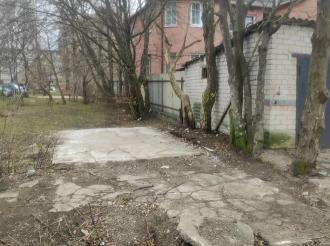 В западном микрорайоне демонтировали старый гараж, на который жаловались жители Зеленоградска