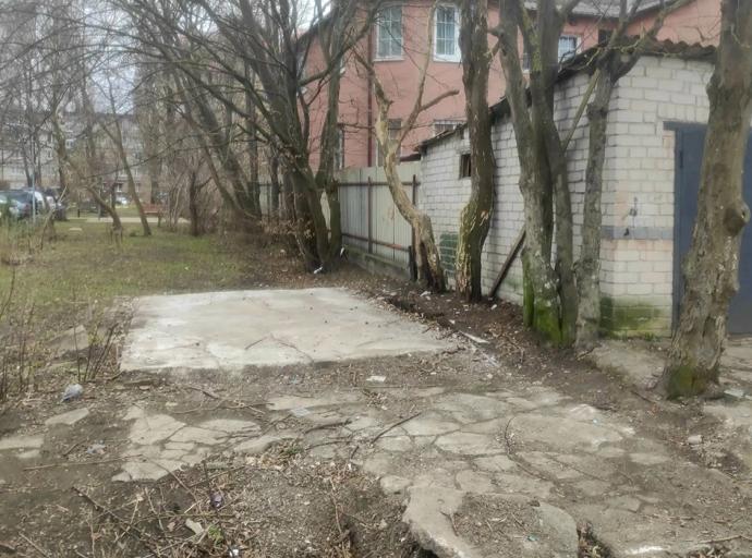 В западном микрорайоне демонтировали старый гараж, на который жаловались жители Зеленоградска