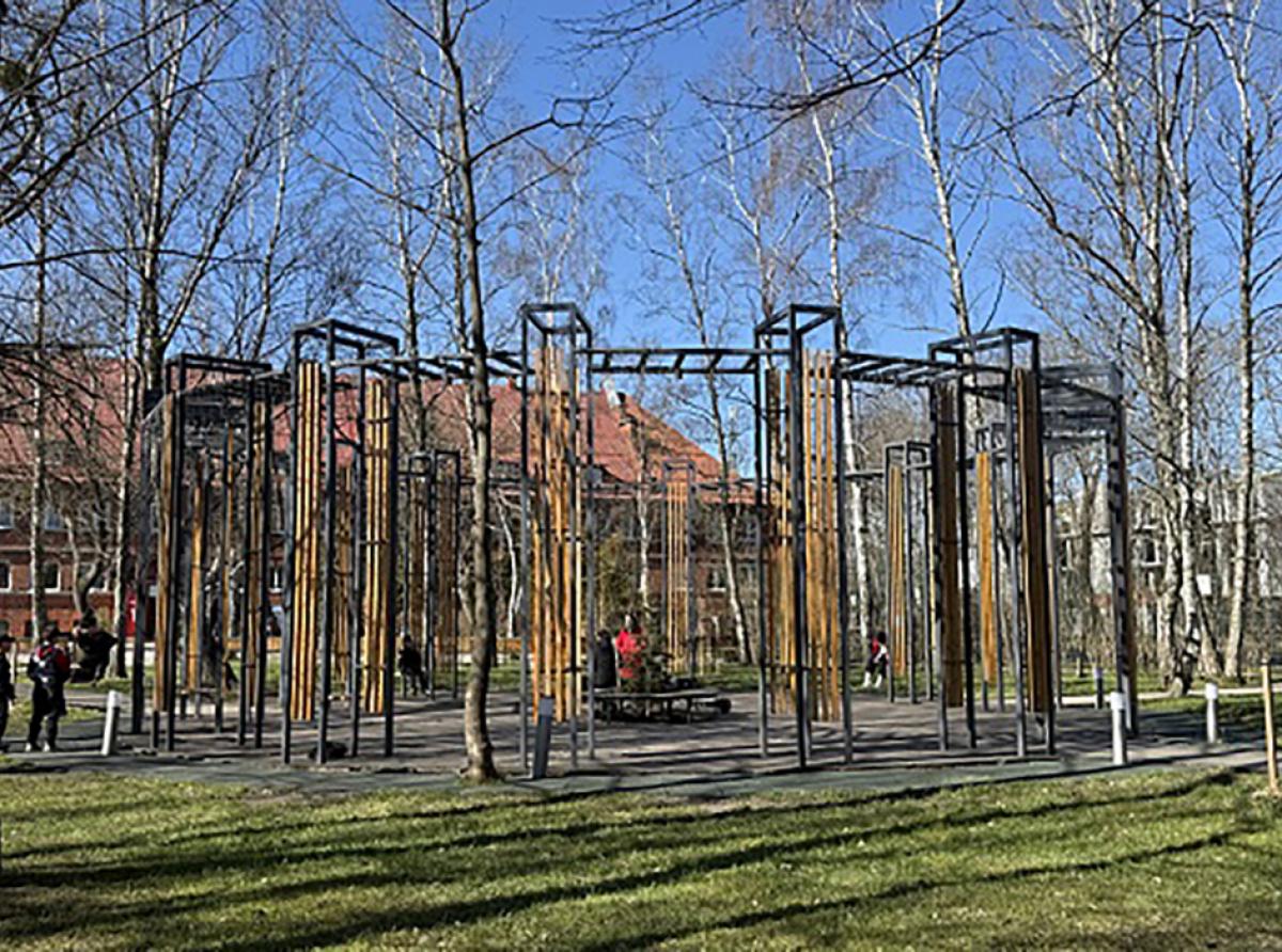 Ремонт подвесных лавок в сквере «Вектор»