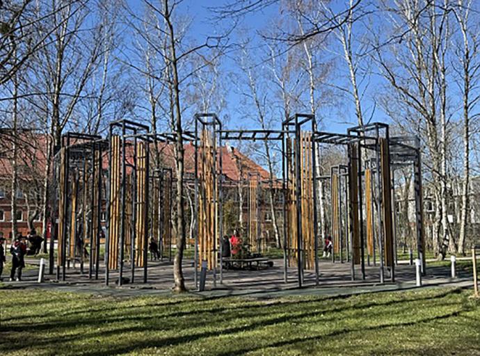 Ремонт подвесных лавок в сквере «Вектор»