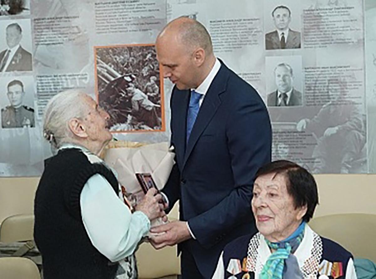 Губернатор Алексей Беспрозванных вручил юбилейные медали «80 лет Калининградской области»