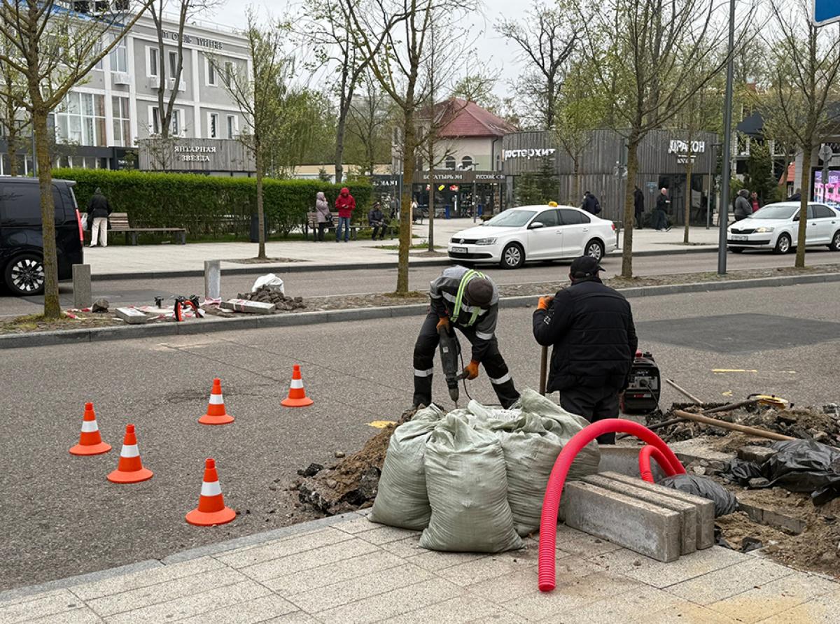 В Зеленоградске продолжаются монтажные работы по установке автоматизированного шлагбаума