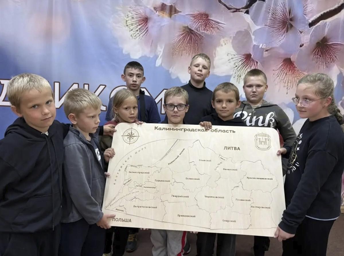 В Доме культуры посёлка Кумачёво собрали карту-пазл в честь 80-летия Калининградской области