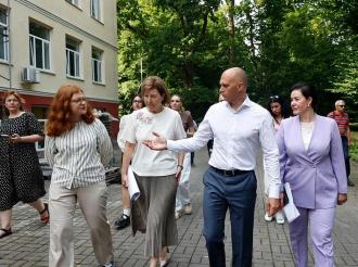 Помощь подшефному региону, проверка школ и новая техника